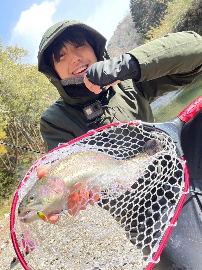 芥川マス釣り場で初めてのニジマス釣り!